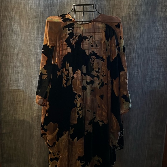A. Muse Sheer Floral Kimono - Picture 4 of 9